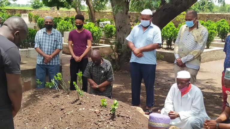 MCP second Veep Harry Mkandawire visits Mia family , pays homage at Sidik’s grave