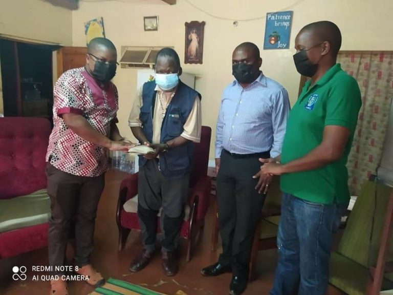 Chilinde Parish visits Sir Paul Banda and makes a donation towards his health bill.