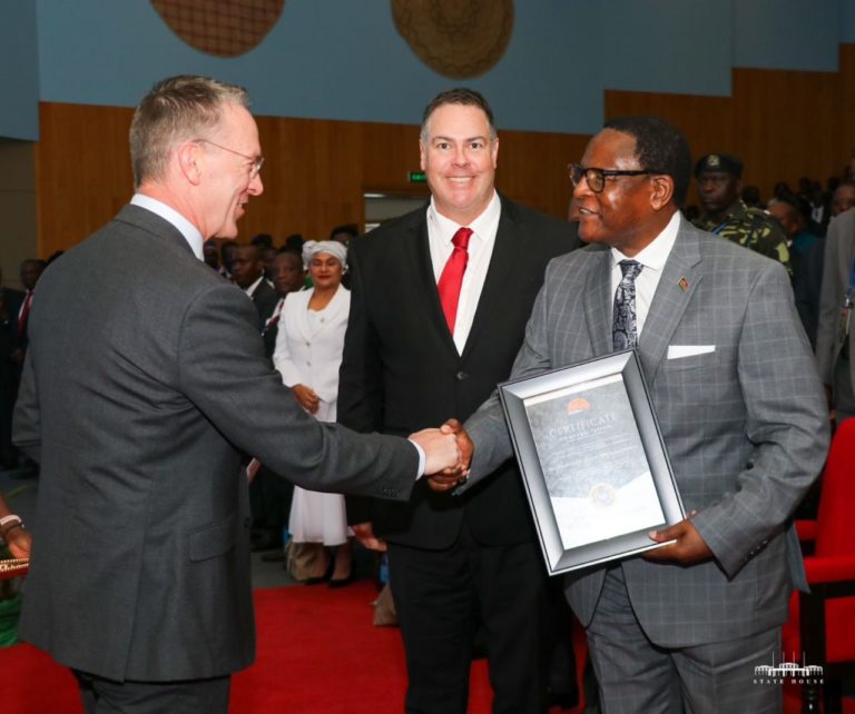 Chakwera gets award for his tireless effort in the fight against corruption<br>