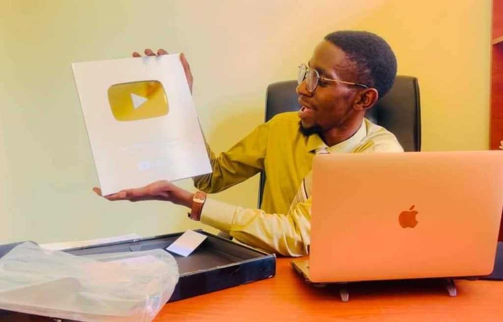 One of the country's multi-award winning comedians Che Mandota real name Jamil Shariff Chikakuda has made history by becoming the first Malawian digital content creator to receive a YouTube Silver Play Button award after reaching 100,000 subscribers on his YouTube channel. 