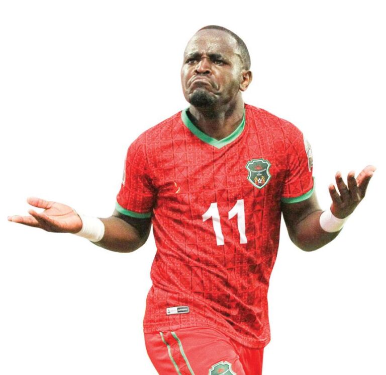 Kinnah Phiri and Esau Kanyenda urge Coach Mabedi to reintegrate Gabadinho Mhango into the Flames Squad