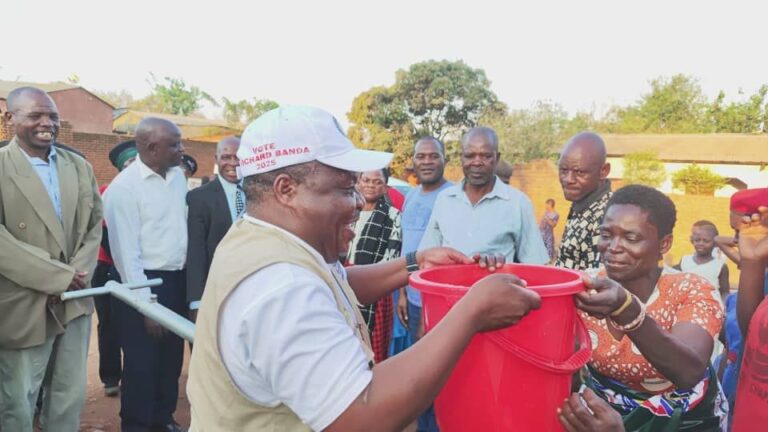 New lease of life: Former Mayor&nbsp; Richard Banda handovers K3Million water project in Area 23