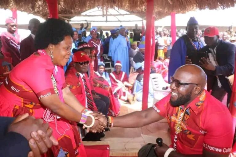 Comrade Timothy Mtambo pays tribute and presents gifts to Alhomwe Paramount Chief Kaduya