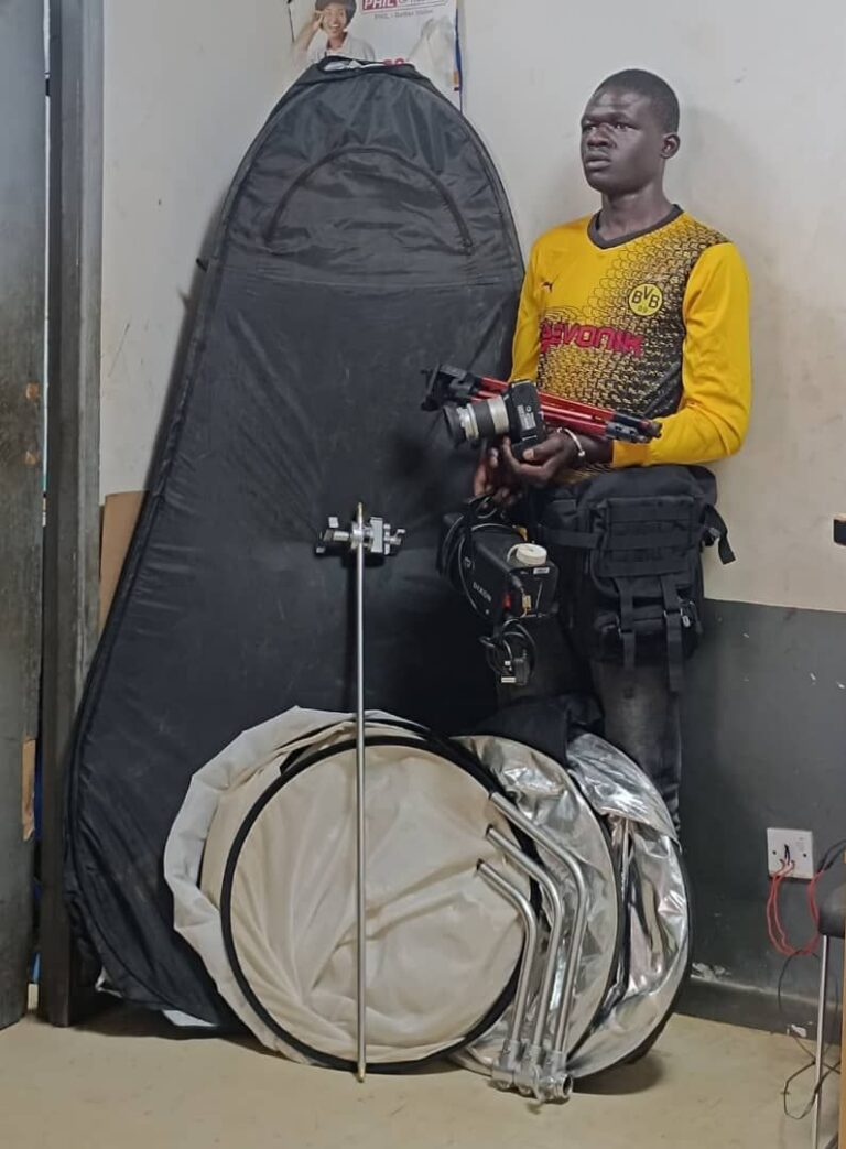 Man arrested for possessing Stolen photo studio equipment