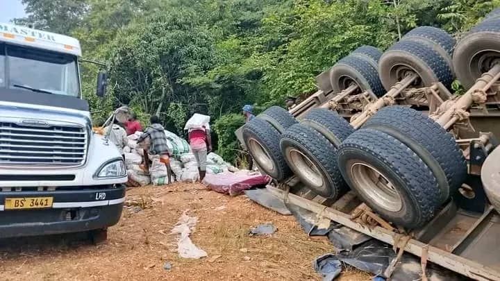Chaos erupts after sugar-laden truck overturns in Nkhotakota