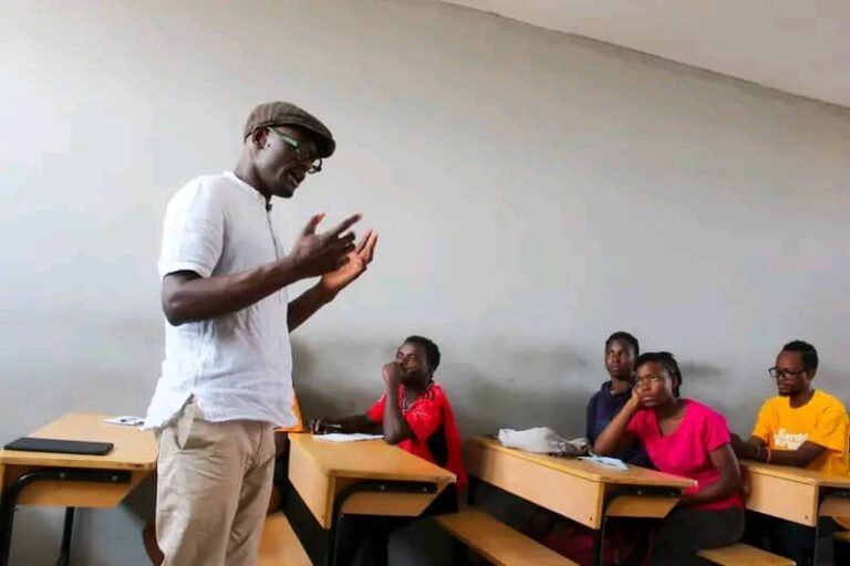 Daniel Mababa challenges MIJ students to embrace both traditional and modern journalism