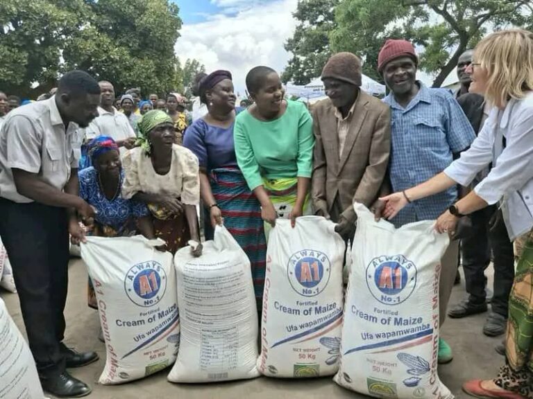 Moyo Ngwathu donates 100 bags of maize flour to elderly in drought-stricken Mbwatalika