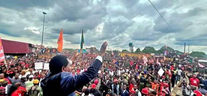 Clash between police and unruly youths disrupts President Hichilema’s market visit in Chingola