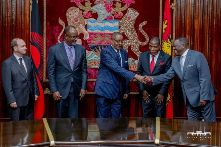 Mutharika proves that he is not hospitalized in South Africa